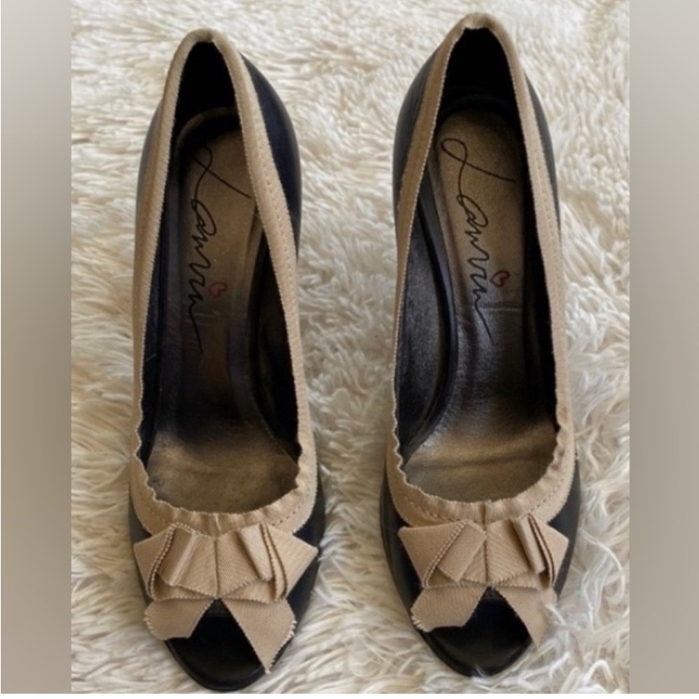 Lanvin Black leather Cream with BOw Accent shoes Sz 40